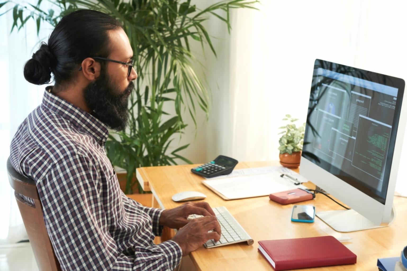 Studente al lavoro su progetto di modellazione 3D