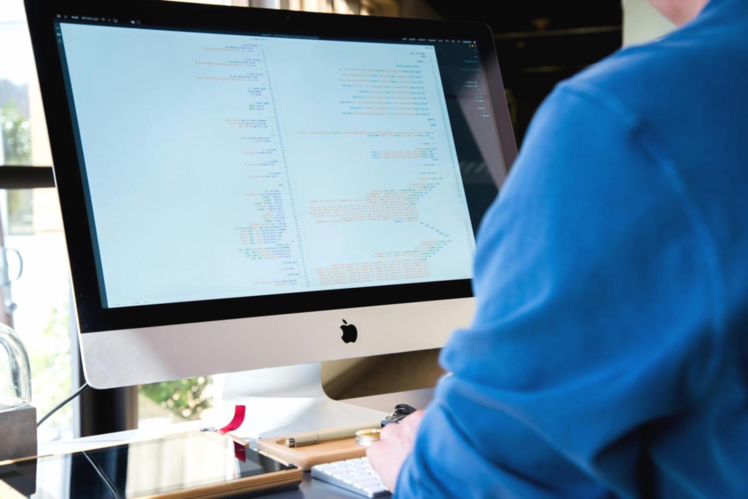 Ambiente di lavoro per modellazione 3D con strumenti professionali