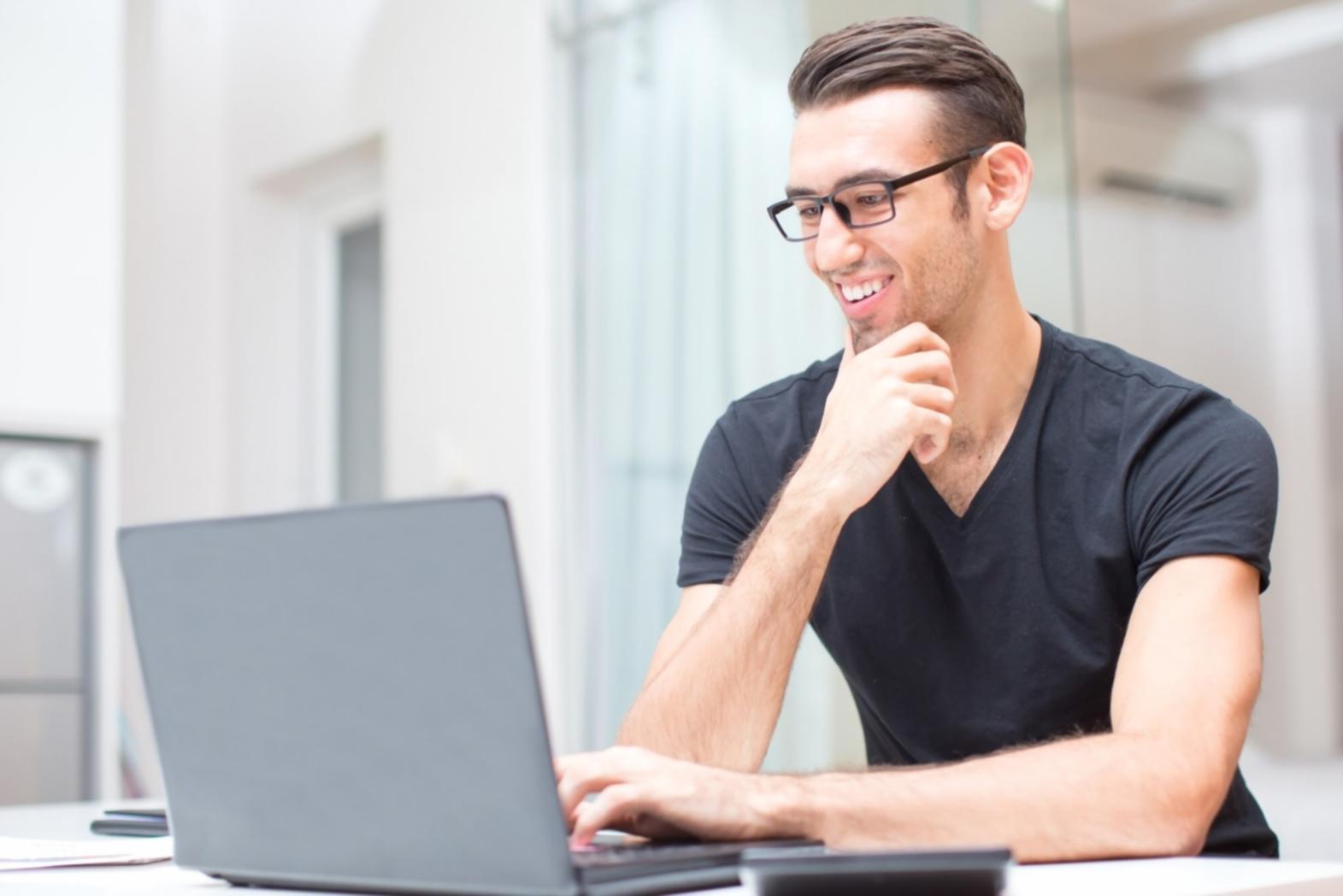 Studio di modellazione 3D con personaggio in fase di sviluppo